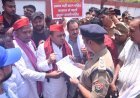 सड़क के गड्ढे में उतरे सपा विधायक हसन रूमी, भाजपा सरकार के खिलाफ किया अनोखा प्रदर्शन