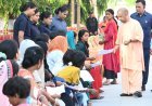 ‘किसी को परेशान होने की जरूरत नहीं’ : जनता दर्शन में सीएम योगी ने दिया मदद और आवास का भरोसा