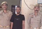 मिर्जापुर कलेक्ट्रेट परिसर में पुलिस की वर्दी पहनकर रौब झाड़ता दबोचा गया फर्जी सब-इंस्पेक्टर, जिला मुख्यालय पर मचा भारी हड़कंप