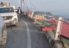 Mussoorie : मसूरी-देहरादून मार्ग पर मासोनिक लॉज के पास टूटी सुरक्षा दीवार बढ़ा रही दुर्घटना का जोखिम, लोग चिंतित