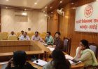 Hardoi : जिलाधिकारी ने स्थानीय निकायों के विकास कार्यों की समीक्षा की, जनहित की सुविधाओं को समय पर पूरा करने के निर्देश