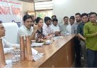Sambhal : संपूर्ण समाधान दिवस में गुटखा चबाते मिले जिला चकबंदी अधिकारी, डीएम ने मौके पर लगाया 200 रुपये का जुर्माना