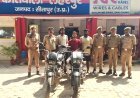 Sitapur : लहरपुर पुलिस ने लूटकांड का किया पर्दाफाश, तीन शातिर बदमाशों को मोटरसाइकिल और अवैध असलहे के साथ दबोचा