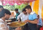 Sitapur : जिला सूचना कार्यालय में भंडारे का आयोजन, प्रसाद लेने उमड़ी श्रद्धालुओं की भारी भीड़