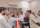 Pilibhit : कासगंज लखनऊ ट्रेन सेवा शुरू होने की खुशी में लोगों ने बांटी मिठाई, केंद्रीय मंत्री जितिन प्रसाद का जताया आभार