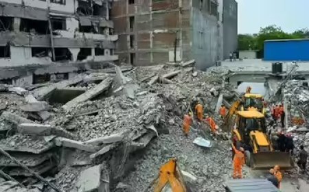 दिल्ली के ऐतिहासिक महरौली इलाके में भरभराकर गिरी चार मंजिला रिहायशी इमारत, मलबे में दबने से 6 लोगों की दर्दनाक मौत।