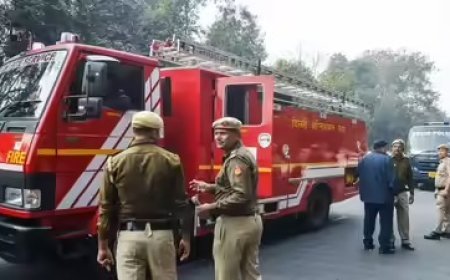 दिल्ली के व्यस्त ITO इलाके में स्थित स्कूल ऑफ प्लानिंग एंड आर्किटेक्चर की इमारत में भड़की भीषण आग, पूरे परिसर में मचा हड़कंप।