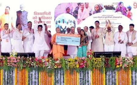Bijnor : मुख्यमंत्री ने लाभार्थियों को बांटे मकान की चाबी, चेक और अधिकार पत्र; महिला कैफे का भी किया शुभारंभ