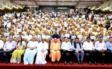 Lucknow : मेधावियों के सम्मान में तालियों से गूंजा सभागार, गर्व से दमके अभिभावकों के चेहरे