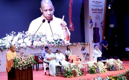Lucknow : मेहनत और पक्के इरादे से ही मिलती है कामयाबी, शिक्षा मंत्री ने होनहार छात्र-छात्राओं और अभिभावकों को सराहा