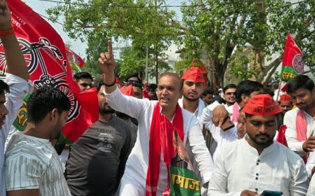 Hathras: महंगाई व किसानों की समस्याओं को लेकर सपा की साइकिल रैली, पुलिस से नोकझोंक। 
