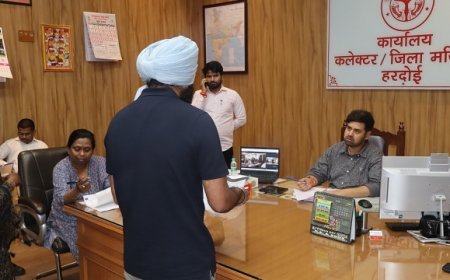 Hardoi: जनसुनवाई में डीएम अनुनय झा ने सुनीं 60 शिकायतें, अधिकारियों को दिए त्वरित निस्तारण के निर्देश। 