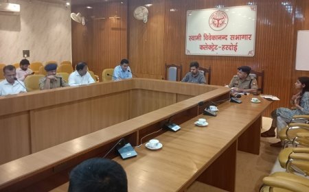 Hardoi: हाईवे पर अवैध पार्किंग बनी हादसों की वजह, डीएम अनुनय झा ने अधिकारियों को लगाई फटकार।