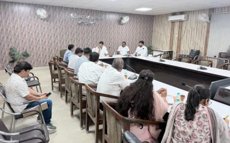 Sitapur : राशन वितरण व्यवस्था को बेहतर बनाने के लिए सांसद ने अधिकारियों के साथ की समीक्षा बैठक