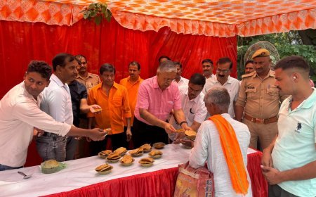 Lucknow : मुख्य सचिव आवास पर सजे भव्य भंडारे में उमड़े श्रद्धालु, प्रसाद पाकर हुए निहाल