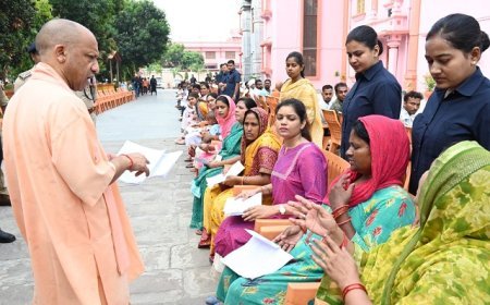 Gorakhpur: मुख्यमंत्री ने लोगों को दिया भरोसा- किसी को परेशान होने की जरूरत नहीं, हर जरूरतमंद के साथ खड़ी है सरकार। 