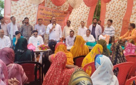 Hardoi : पशुपालन विभाग के विशेष सचिव देवेंद्र पांडे ने किया गौशालाओं का निरीक्षण, महिला दुग्ध उत्पादकों को किया सम्मानित