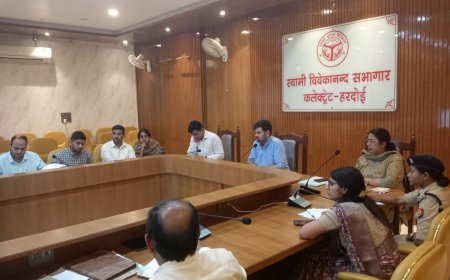 Hardoi : बाढ़ से निपटने के लिए प्रशासन ने कसी कमर, जिलाधिकारी ने अधिकारियों को समय से सभी व्यवस्थाएं पूरी करने के निर्देश दिए