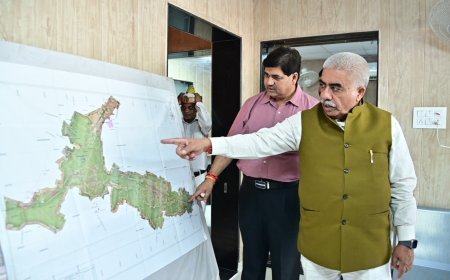Lucknow : योगी सरकार के टेक्सटाइल हब विजन को मिल रही गति, मंत्री राकेश सचान ने पीएम मित्र मेगा टेक्सटाइल पार्क के निर्माण कार्यों का किया निरीक्षण