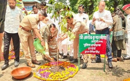 विश्व पर्यावरण दिवस पर डीएम और एसपी ने किया वृक्षारोपण, 'एक पेड़ माँ के नाम 3.0' अभियान को दिया बढ़ावा