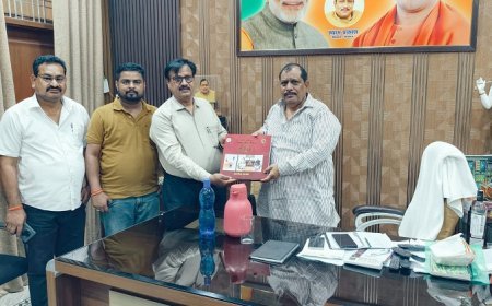 Hardoi: विधायक श्याम प्रकाश व सांसद जयप्रकाश रावत को भेंट की गई उद्यान विभाग की कॉफी टेबल बुक