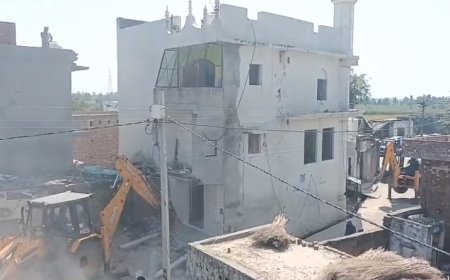 Sambhal: कब्रिस्तान की जमीन पर बनी मस्जिद पर चला बुलडोजर, प्रशासन की बड़ी कार्रवाई; ₹1.12 लाख का जुर्माना भी लगाया