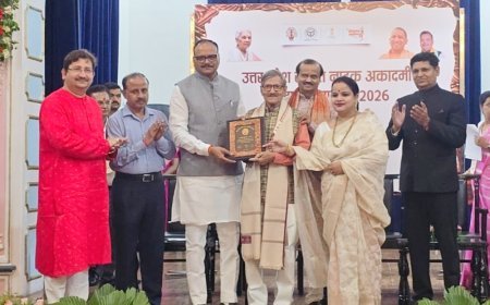 Sitapur : डिप्टी सीएम ब्रजेश पाठक ने सीतापुर के वरिष्ठ पत्रकार और कला समीक्षक पद्मकांत शर्मा को किया सम्मानित