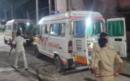 Sitapur : एम्बुलेंस की लापरवाही और तकनीकी औपचारिकता के चक्कर में दो घायल युवकों ने तोड़ा दम