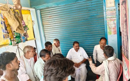Sitapur : दलित छात्रा हत्याकांड- पीड़ित परिवार से मिले पूर्व विधायक बालगोविंद भार्गव, ढांढस बंधाया