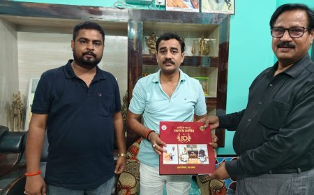 Hardoi : विधायक आशीष सिंह आशू को उद्यान विभाग की कॉफी टेबल बुक भेंट की गई