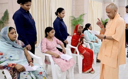 जनता दर्शन: बूढ़ी मां संग आई बेटी ने बीटेक की पढ़ाई करने के लिए लगाई गुहार, मुख्यमंत्री ने किया आश्वस्त