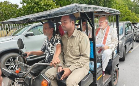 Lucknow : ई-रिक्शा से कार्यालय पहुंचे वित्त मंत्री सुरेश कुमार खन्ना, लोगों से की ईंधन बचाने की अपील