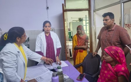 Sitapur : डीएम ने सीएचसी हरगांव का अचानक किया निरीक्षण, लापरवाही पर प्रभारी डॉक्टर सहित कई का वेतन रोका