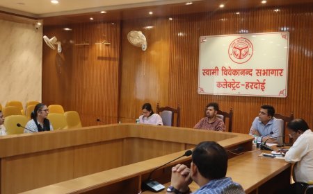 Hardoi: केंद्र सरकार के 12 वर्ष पूर्ण होने पर आयोजित कार्यक्रमों की तैयारियों की डीएम ने की समीक्षा