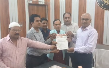 Sambhal: मुहर्रम से पहले सपा का हल्ला बोल: टूटी सड़कें, बंद प्याऊ और आवारा कुत्तों के आतंक पर प्रशासन को सौंपा 5 सूत्रीय ज्ञापन