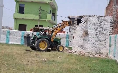 Sambhal: सरकारी रास्ते पर बनी ईदगाह की अवैध दीवार पर चला बुलडोजर, प्रशासन ने कोठरी भी कराई ध्वस्त