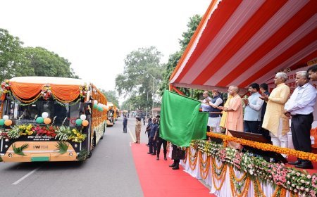Lucknow: जेवर एयरपोर्ट को मिली ग्रीन मोबिलिटी की रफ्तार: सीएम योगी ने 45 इलेक्ट्रिक और 3 हाइड्रोजन बसों को दिखाई हरी झंडी