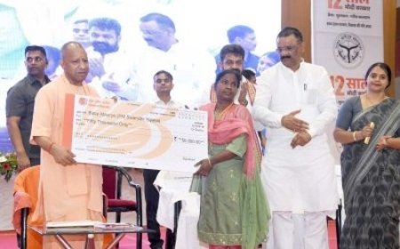 Varanasi : मुख्यमंत्री योगी आदित्यनाथ ने वाराणसी में लाभार्थियों को सौंपे स्वीकृति पत्र, चेक और चाबियां