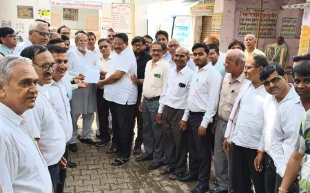 Hathras: निबंधन कार्यालयों के निजीकरण के विरोध में तीसरे दिन भी हड़ताल जारी, एसडीएम को सौंपा ज्ञापन