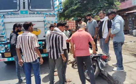 Hathras: बेकाबू ट्रक ने खड़ी बाइक को मारी टक्कर हजारों का नुकसान