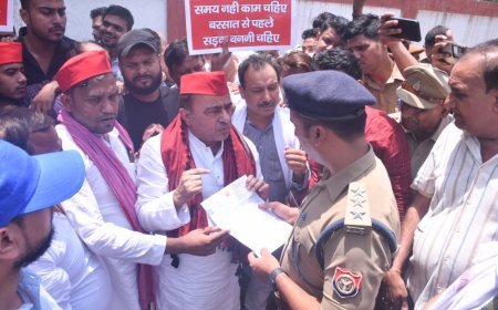 सड़क के गड्ढे में उतरे सपा विधायक हसन रूमी, भाजपा सरकार के खिलाफ किया अनोखा प्रदर्शन