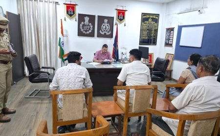 जन-सुनवाई के दौरान उपस्थित नागरिकों की शिकायतें सुनी गईं