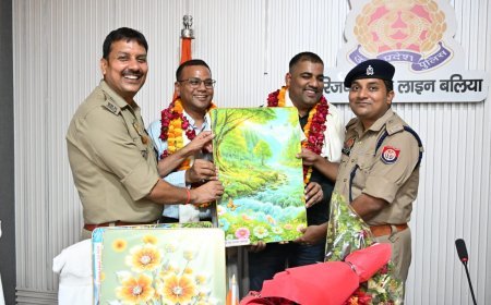 Ballia : दो क्षेत्राधिकारियों का तबादला, पुलिस अधीक्षक ने विदाई समारोह में स्मृति चिह्न देकर सम्मान किया
