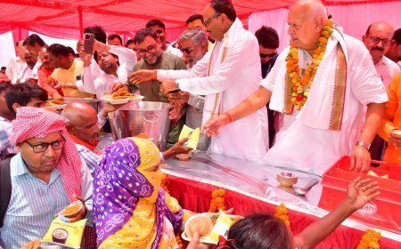 Lucknow : बड़े मंगल पर कृषि मंत्री सूर्य प्रताप शाही ने कराया विशाल भंडारा, उपमुख्यमंत्री और मंत्रियों सहित हजारों लोगों ने लिया प्रसाद