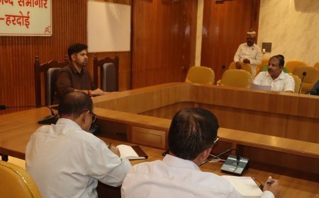 निपुण भारत की समीक्षा बैठक में डीएम ने दिए निर्देश, गुणवत्तापूर्ण शिक्षा और छात्र नामांकन पर जोर
