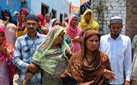 Bajpur : ब्लैकमेलिंग से परेशान युवती ने लगाई फांसी, परिजनों ने आरोपियों की गिरफ्तारी तक शव दफनाने से किया इनकार