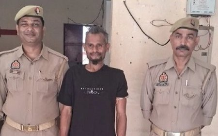 मिर्जापुर कलेक्ट्रेट परिसर में पुलिस की वर्दी पहनकर रौब झाड़ता दबोचा गया फर्जी सब-इंस्पेक्टर, जिला मुख्यालय पर मचा भारी हड़कंप