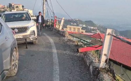 Mussoorie : मसूरी-देहरादून मार्ग पर मासोनिक लॉज के पास टूटी सुरक्षा दीवार बढ़ा रही दुर्घटना का जोखिम, लोग चिंतित