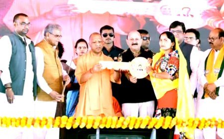 Unnao : उन्नाव में मुख्यमंत्री ने सरकारी योजनाओं के लाभार्थियों को सौंपे नियुक्ति पत्र, चेक और चाबियां