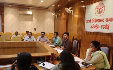 Hardoi : जिलाधिकारी ने स्थानीय निकायों के विकास कार्यों की समीक्षा की, जनहित की सुविधाओं को समय पर पूरा करने के निर्देश